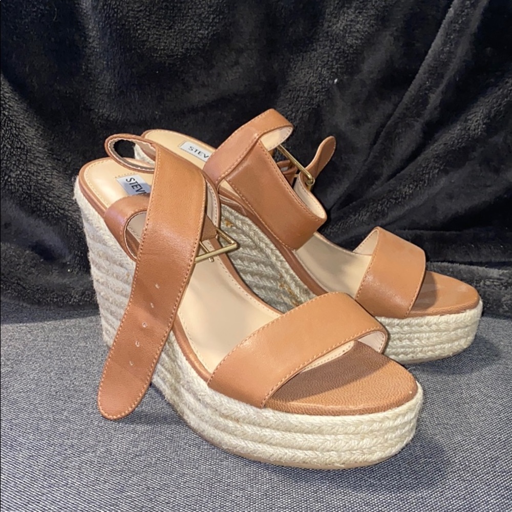 NEVER WORN Steve Madden tan wedges